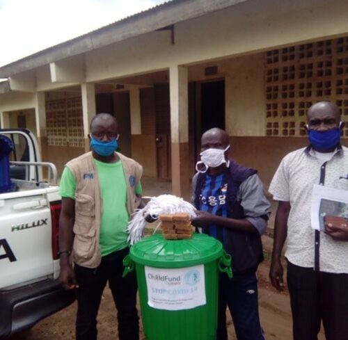 Remise des kits, savon et bavettes à l’école primaire de Kolenté centre